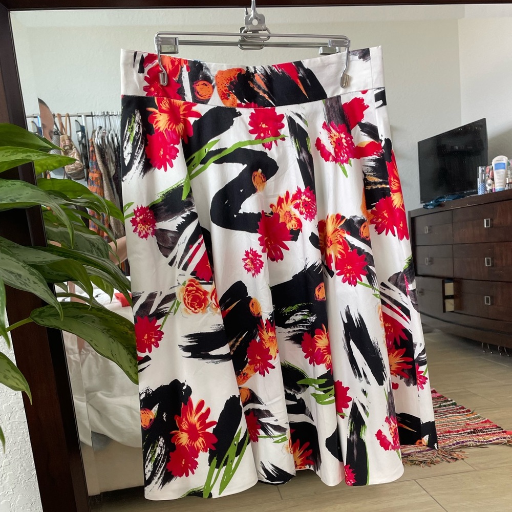 Beautiful, bright, and floral. Size 2 Amanda & Chelsea